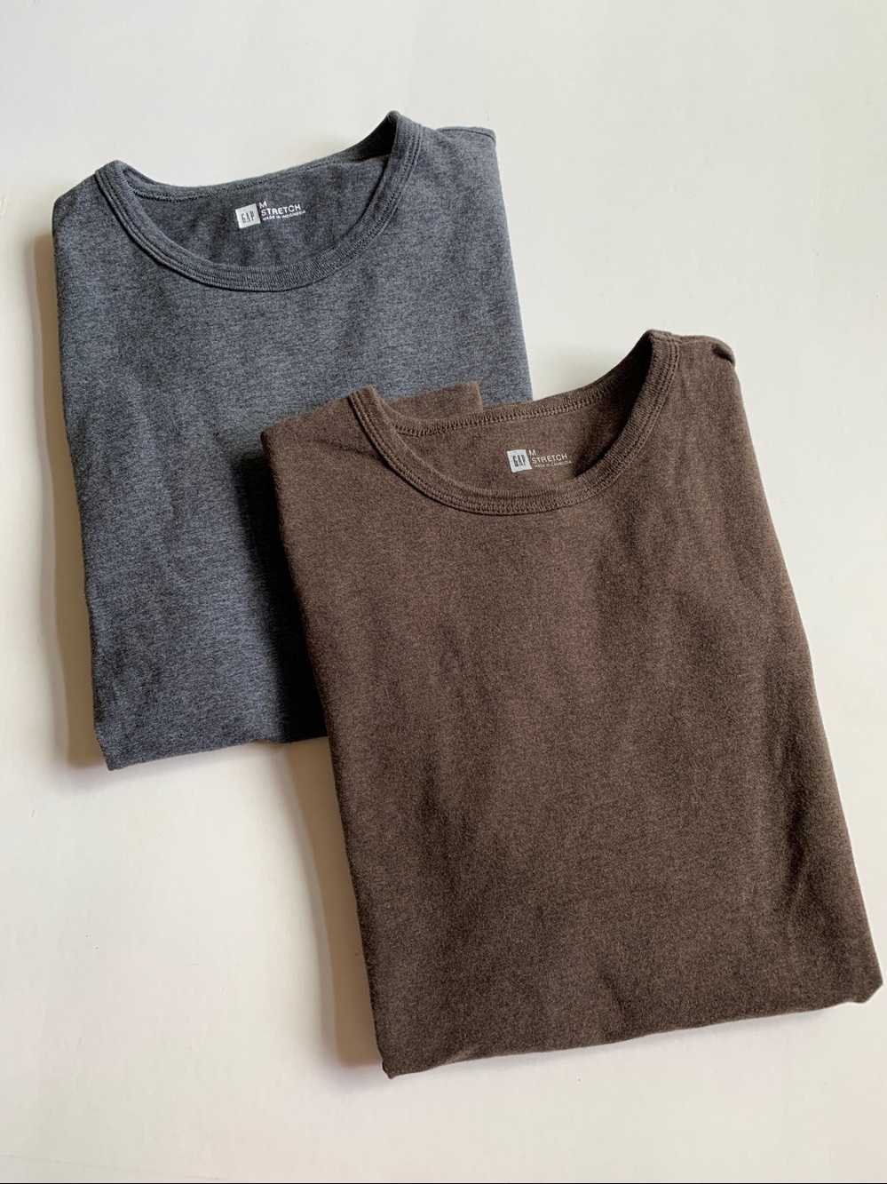 GAP Men’s Stretch Fit Short Sleeve T-Shirts Bundle of 2 Dark Gray & Brown
